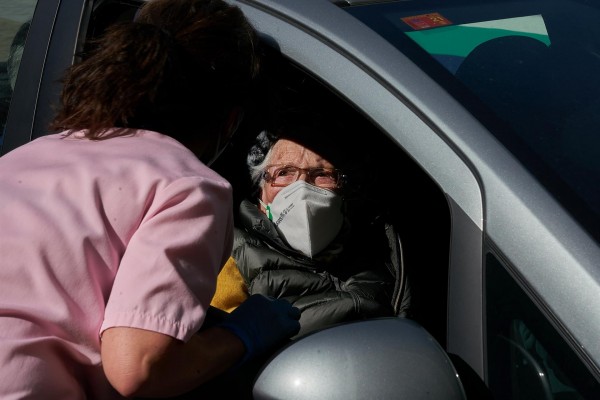  Priorizar las vacunas contra la covid-19 en función de la edad salva más vidas, según un estudio