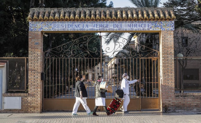 España registra 6.137 nuevos casos de covid-19, 446 muertes y la incidencia cae a 159 casos