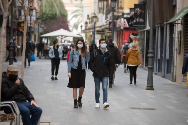 Bajan a 117 los nuevos positivos por covid en Alicante pero se mantienen los decesos: 11