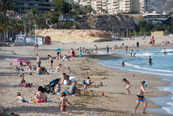 El Campello licita los chiringuitos de playa; confía en que el contrato esté listo para verano
