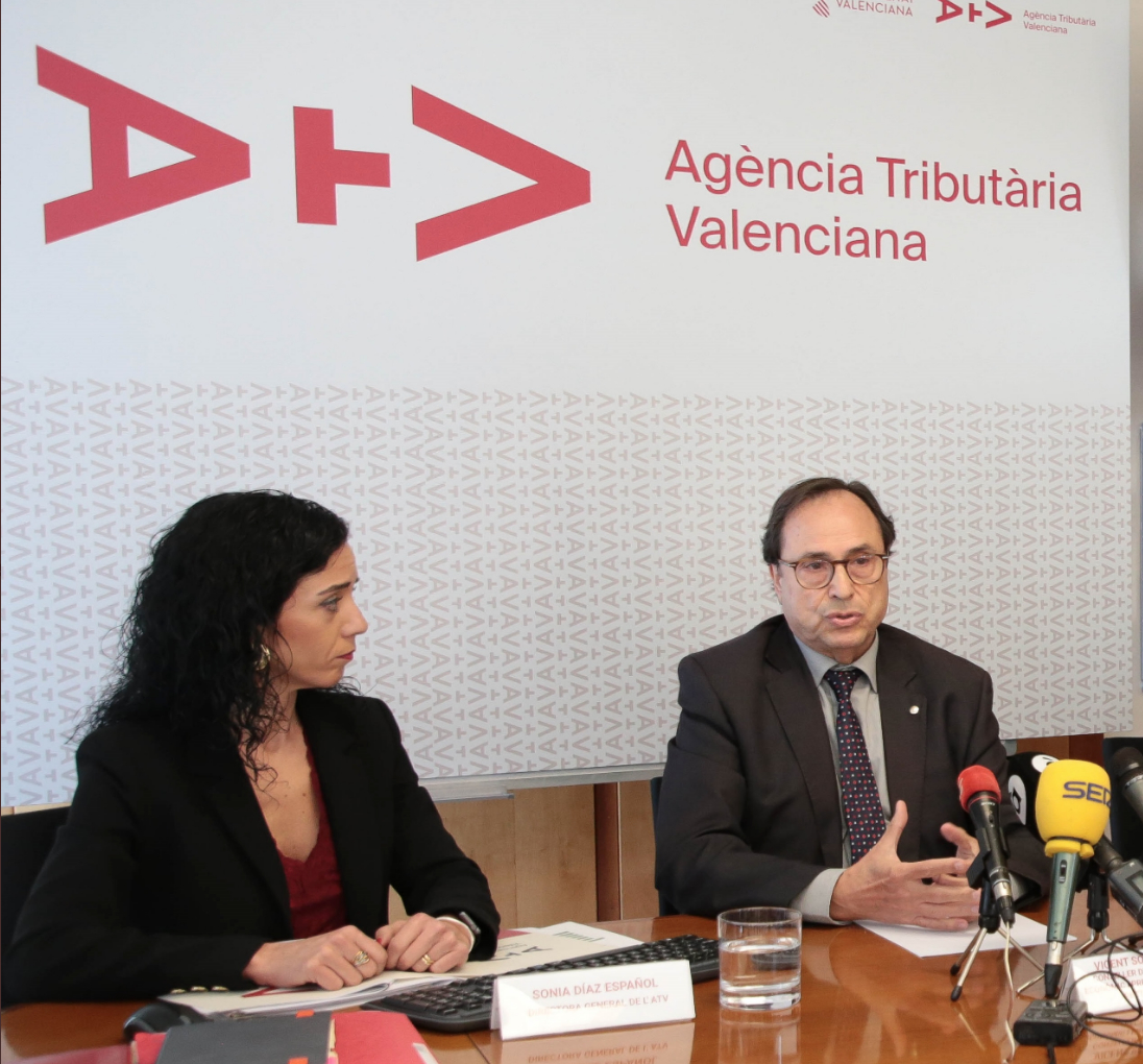 La directora de la ATV y el conseller de Hacienda. Foto: ARCHIVO - 