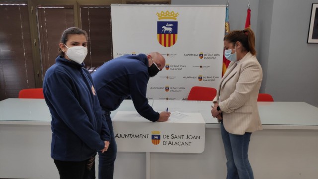 La empresa Pycsa de Sant Joan firma un convenio de prácticas con el centro de educación 'El somni'
