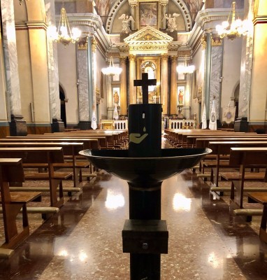 Una parroquia de la Vall d'Uixó, primera de la Diócesis en instalar dispensadores de agua bendita