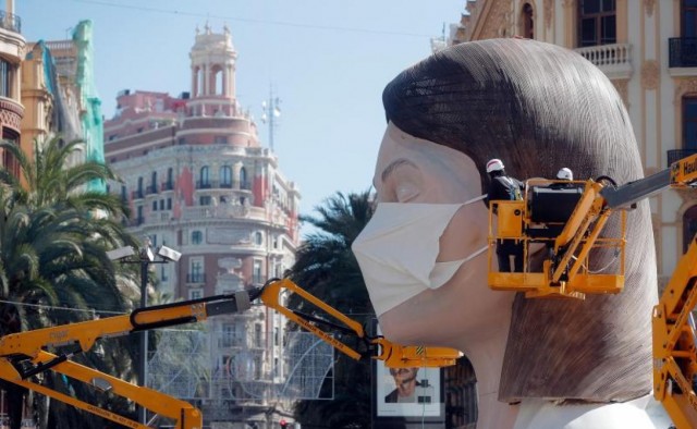 Marzo en Valencia es olor a pólvora y pasacalles
