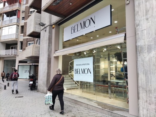 El bajo de Calzados Rumbo de la Plaza Fuensanta de Murcia encuentra sustituto: otra tienda de zapatos
