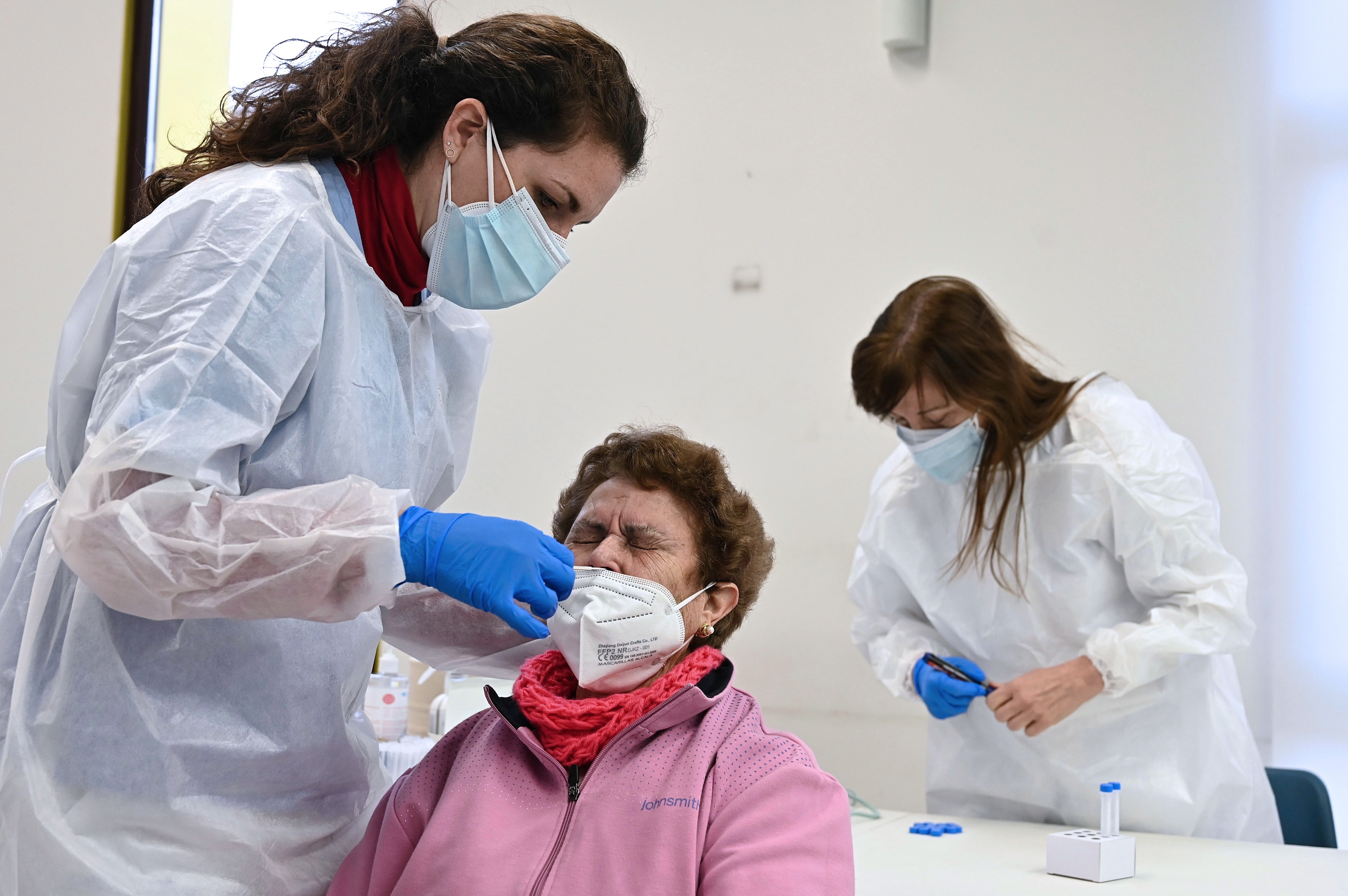 Las CCAA administran 79.269 dosis en 24 horas y el número total se aproxima a cuatro millones