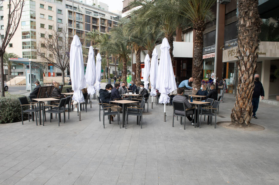 Reapertura de terrazas el 1 de marzo. Foto: RAFA MOLINA - 