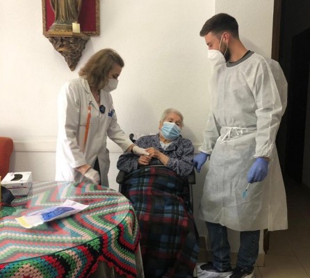 Asunción Caballero, primera murciana gran dependiente que se pone la vacuna