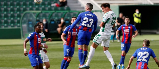 El Elche afronta una situación delicada en un mes de máxima exigencia
