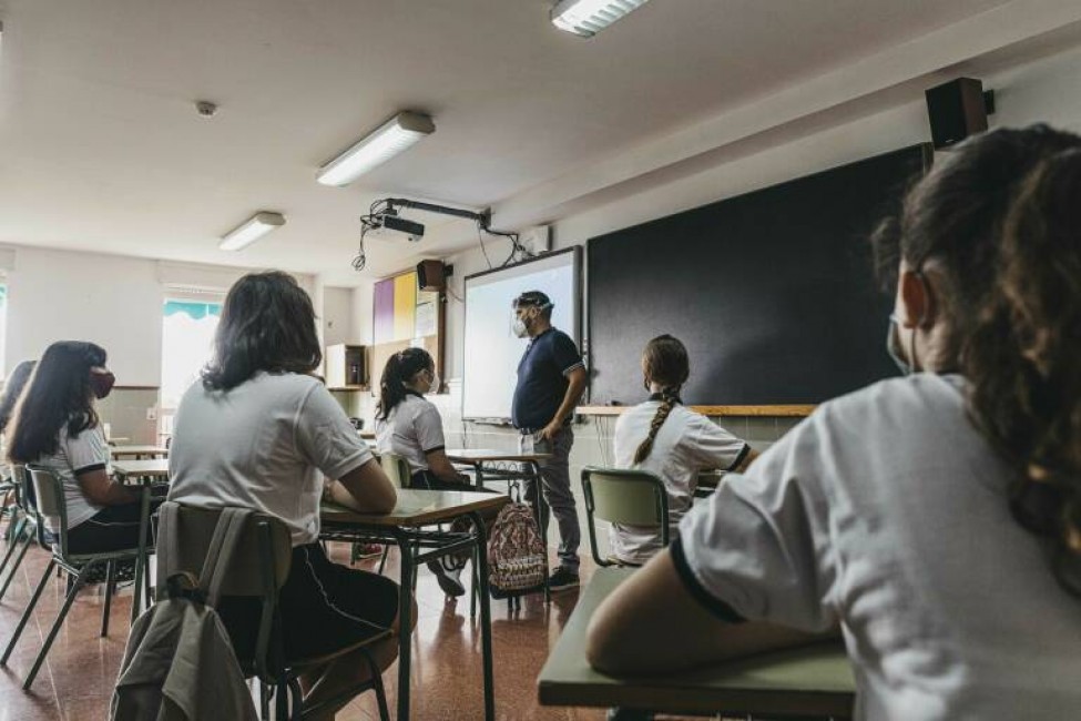  Un profesor imparte clase a sus alumnas. Foto: BORJA ABARGUES  - 