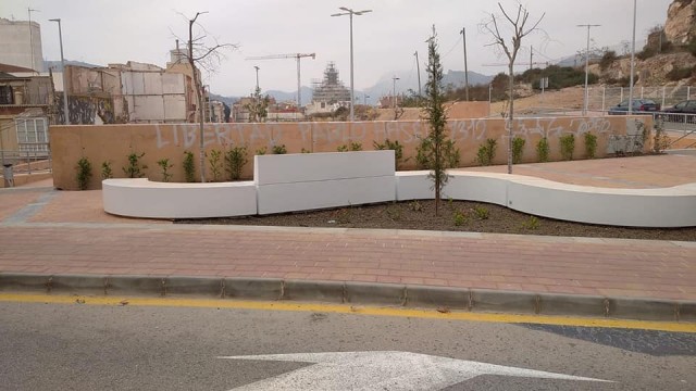 Puertas rotas, pintadas y destrozos en el parque Sor Francisco Armendáriz recién estrenado 