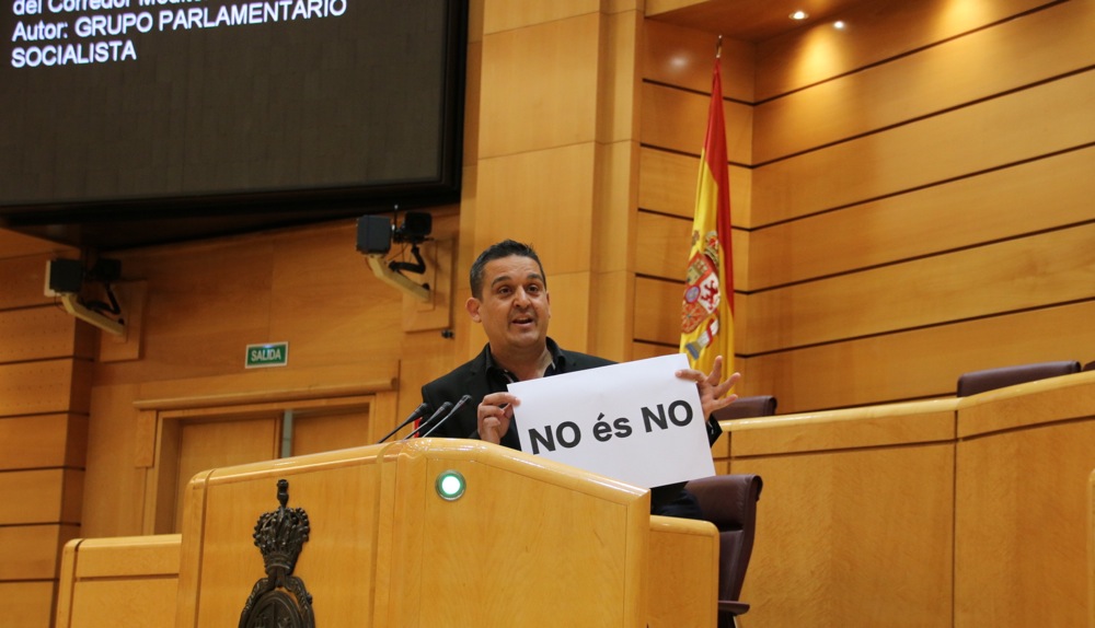 El senador de Compromís Carles Mulet muestra una pancarta durante su intervención con un mensaje que suele repetir el socialista Pedro Sánchez - 