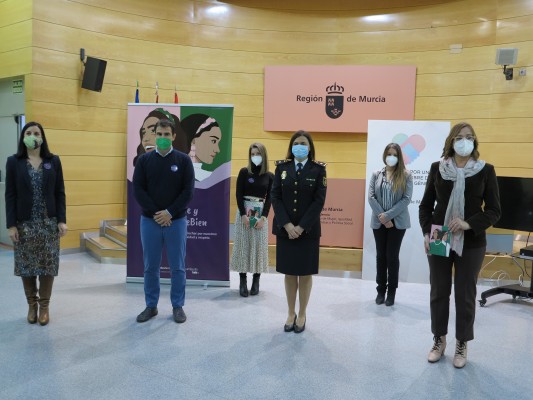 Dosfarma presenta su cuaderno solidario lleno de testimonios para que las mujeres se quieran bien