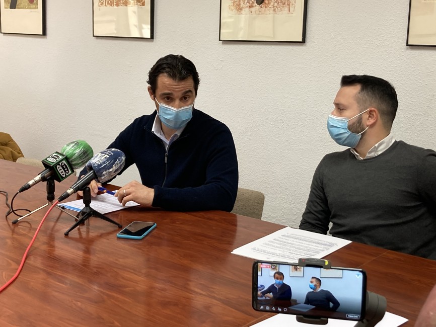 Eduardo Dolón y Domingo Paredes, edil de Hacienda. Foto: AP - 