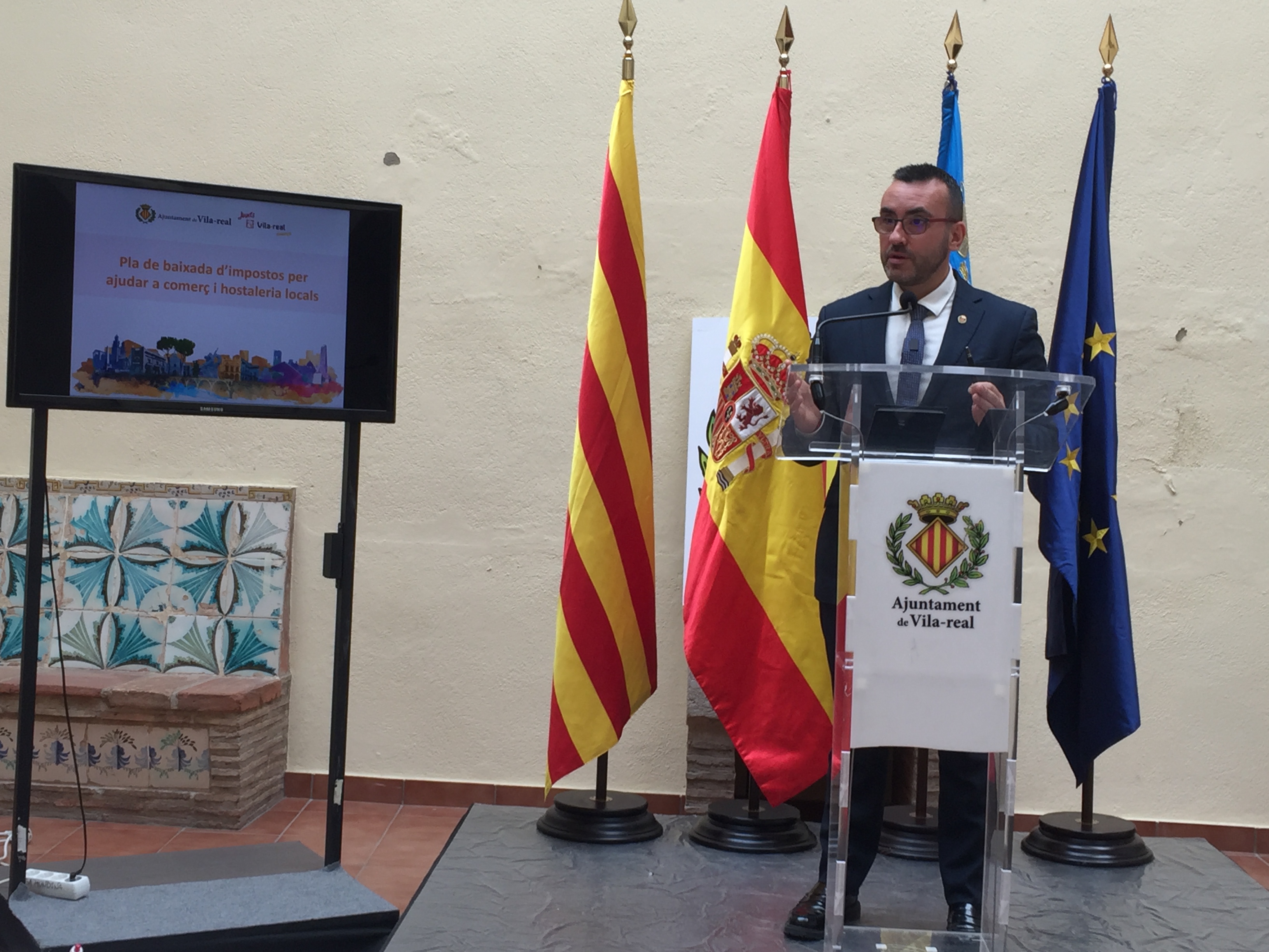 El alcalde de Vila-real, José Benlloch, durante la presentación de su plan para reducir la presión contributiva a los sectores económicos afectados por la pandemia. - 