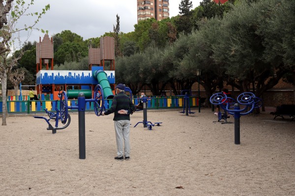 Benidorm reabre áreas de juego infantiles y zonas biosaludables e inicia la parcelación de sus playas

