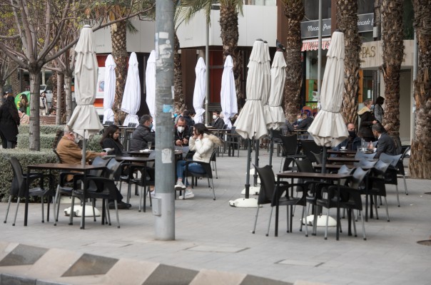 Vuelven la mayoría de las terrazas: la hostelería insiste en abrir los interiores al 50%