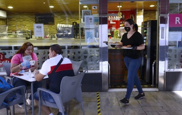 Los bares de Murcia, Cartagena, Lorca y otros 34 municipios reabren sus interiores al 30% y dos clientes por mesa