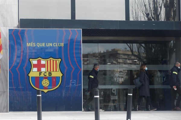 Los Mossos registran las oficinas del FC Barcelona por el 'BarçaGate'