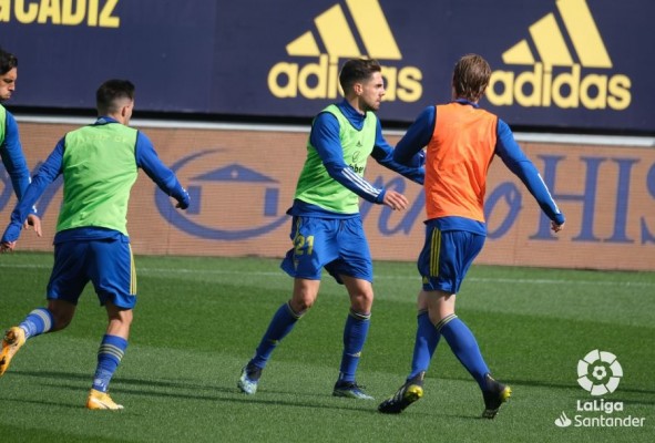 Sobrino vuelve a ser titular y gana peso en el Cádiz