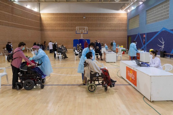Nueve fallecimientos empañan el descenso de positivos y hospitalizados