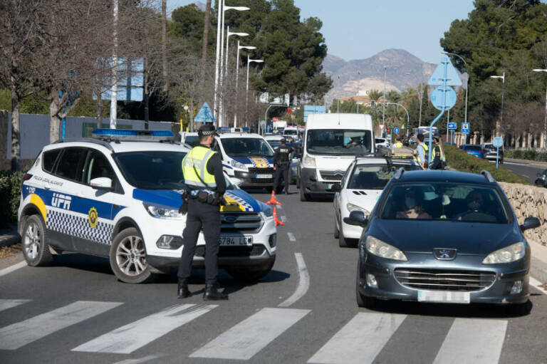 El último fin de semana de cierre perimetral deja casi 600 sanciones en Alicante y Elche