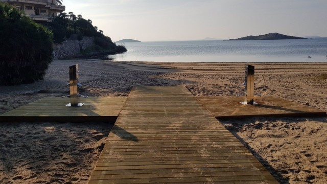 Cartagena pone al día La Manga para la Semana Santa con arreglos en los semáforos y la mediana
