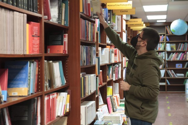 El confinamiento aumenta los lectores en España, aunque el 36% sigue sin leer nunca 