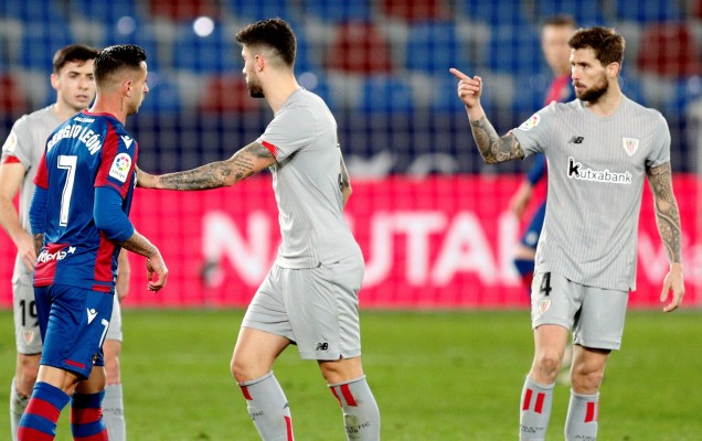 Íñigo Martínez, expulsado al acabar el partido ante el Levante por una bofetada a Sergio León