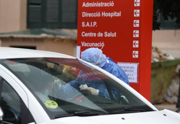 El Ayuntamiento de València paga a 100 euros cada PCR tras descartar tres propuestas más caras