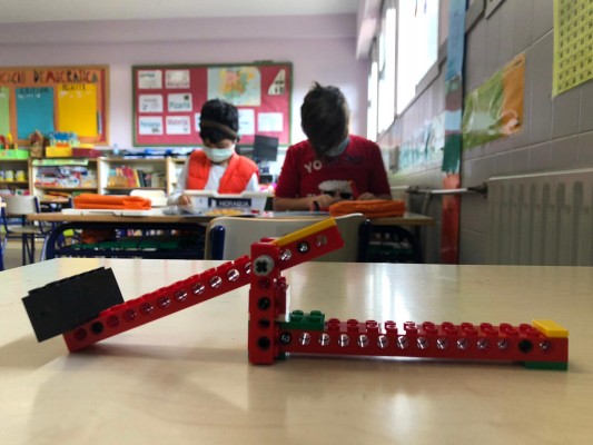 Figuras de Lego y mujeres referentes: así se motiva la vocación científica de las alumnas de primaria