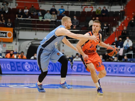 El Valencia pone rumbo a Andorra tras aterrizar de madrugada en Lleida
