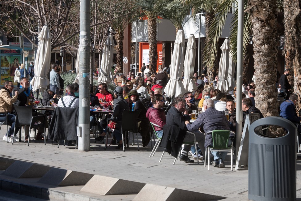 Terrazas hosteleras en Alicante, el pasado 31 de diciembre. Foto: RAFA  MOLINA - 
