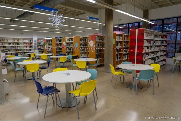 El 'Bibliopatio' de Cartagena acerca la lectura a los escolares del IES San Isidoro