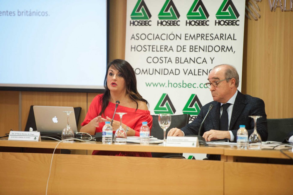 La secretaria general, Nuria Montes, y el presidente, Toni Mayor. Foto: RAFA MOLINA. - 