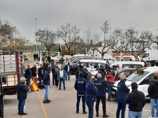 Autónomos y agricultores protestan con una caravana de vehículos entre Vila-real y Castelló