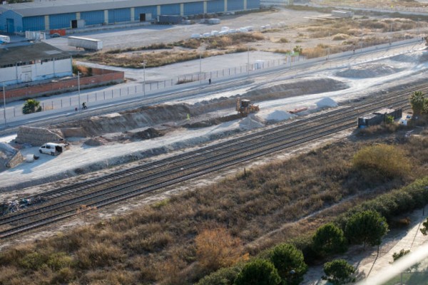 Adif y el Puerto cierran un acuerdo para redirigir los trenes de mercancías sin usar las vías de Benalúa