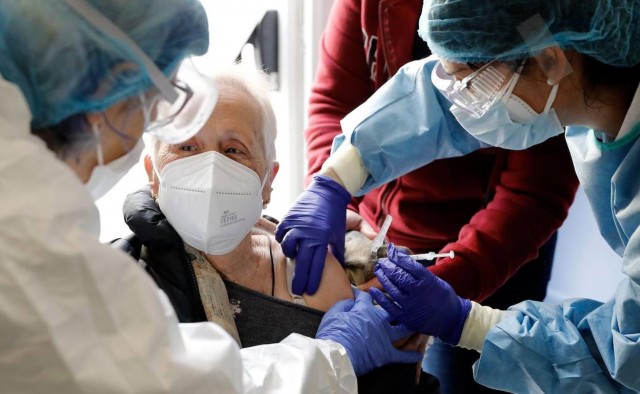 Atención Primaria definirá rutas para vacunar en domicilios a mayores de 80 años y grandes dependientes