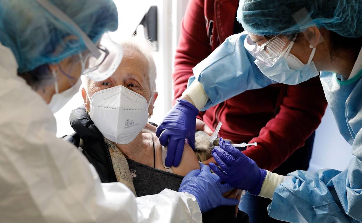 Atención Primaria definirá rutas para vacunar en domicilios a mayores de 80 años y grandes dependientes
