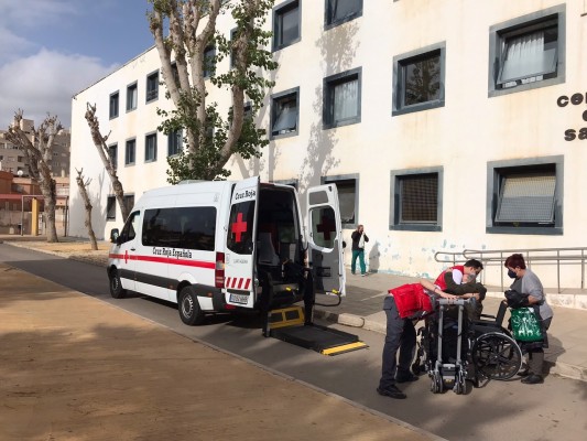 Cruz Roja ofrece transporte a las personas con movilidad reducida para que puedan ir a vacunarse
