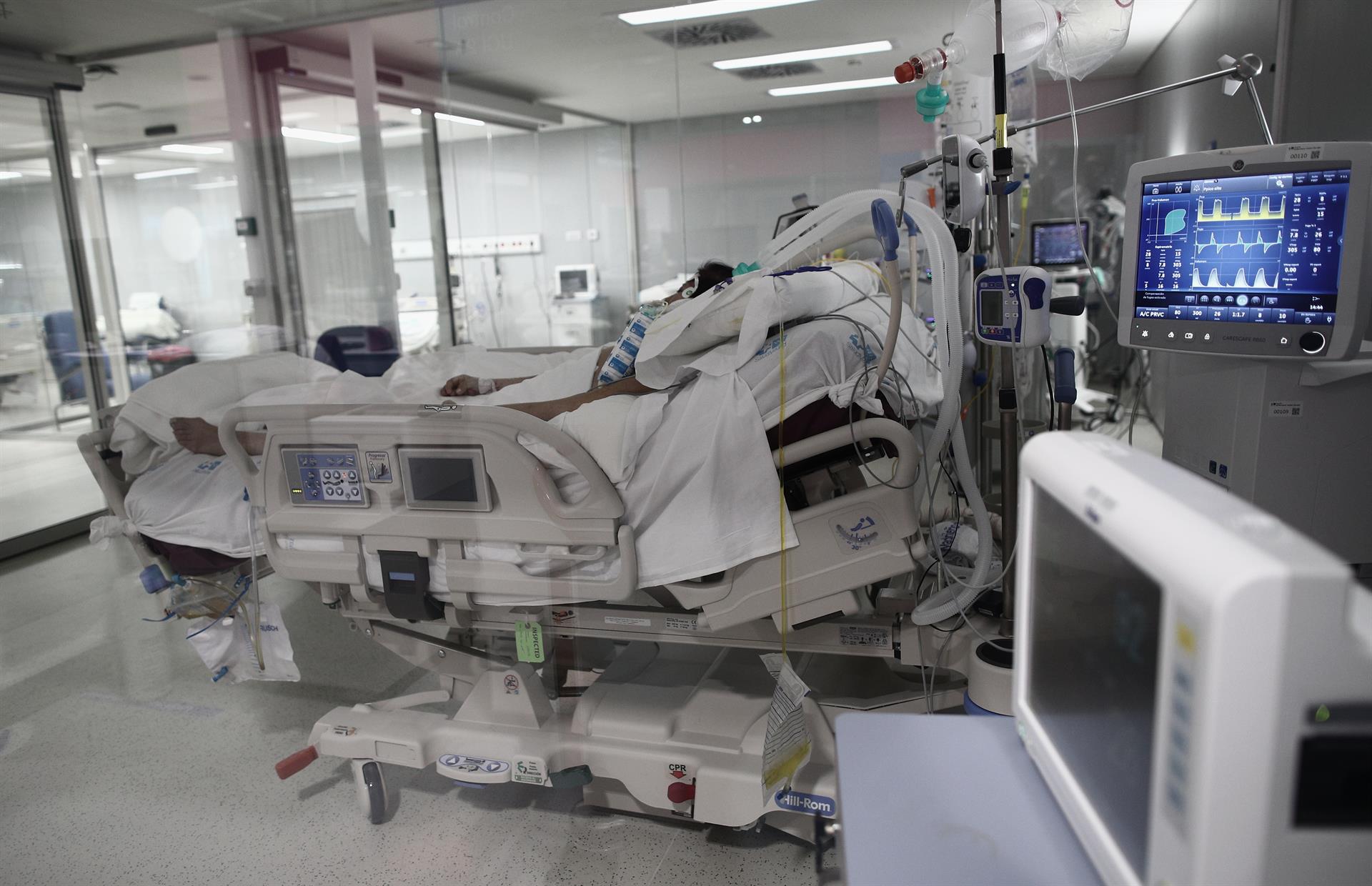 España notifica 9.212 nuevos casos y 389 muertes, con la incidencia bajando hasta 218