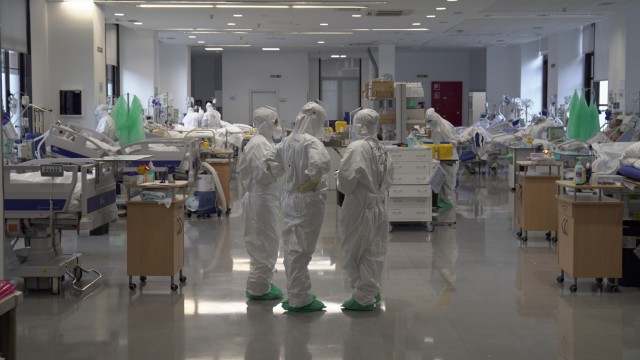 Alicante registra una bajada de positivos por covid, 228, y otros 24 fallecimientos