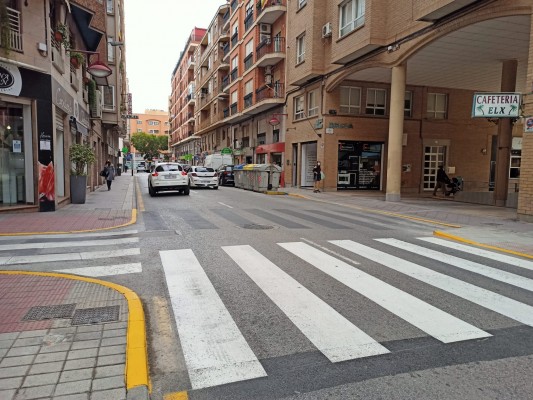 Movilidad finaliza las obras en la calle Ángel de Elche para la mejora de la seguridad vial