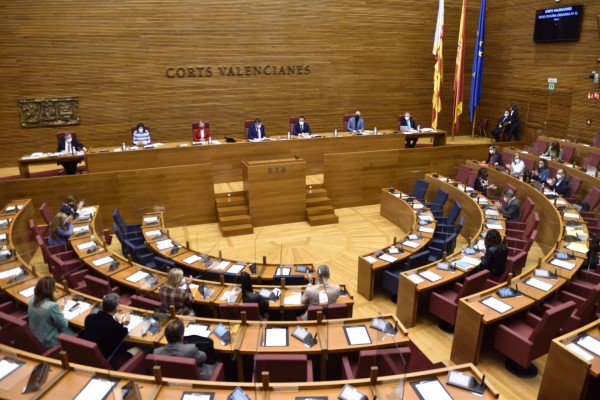 El Botànic defiende que las restricciones se modifican por criterios sanitarios
