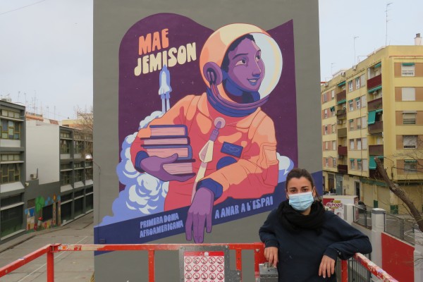 La ilustradora Galletamaria firma un gran mural sobre la astronauta
Mae Jemison