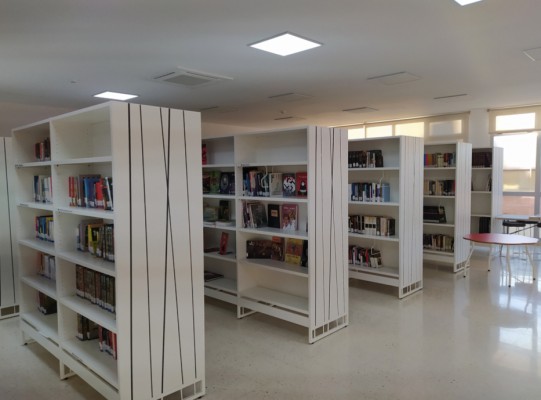 El Biblio-Tour lleva los libros a los domicilios de los vecinos de las pedanías de Fuente Álamo