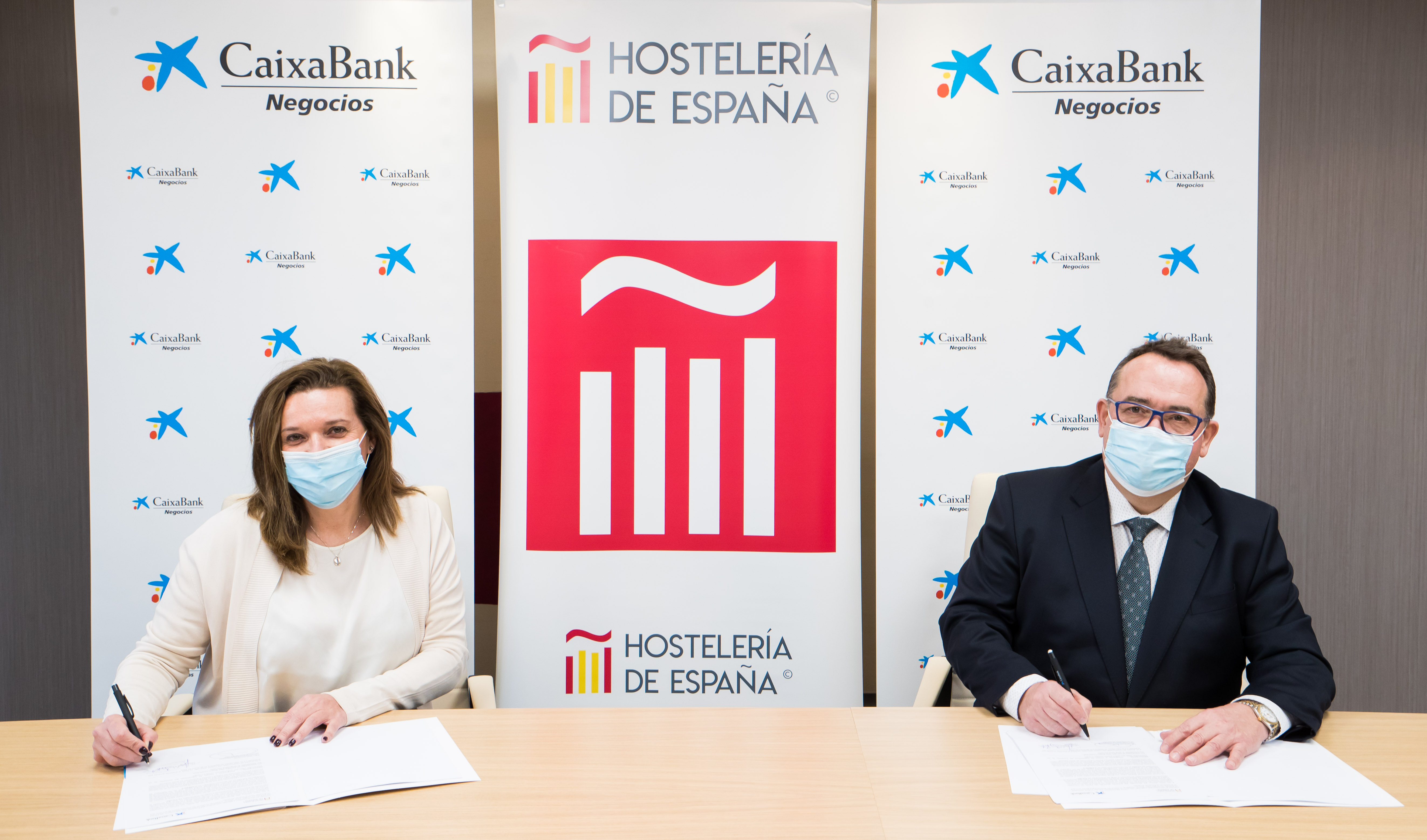 Ana Díez Fontana, directora ejecutiva de Negocios y Emprendedores de CaixaBank, y Jose Luís Yzuel, presidente de Hostelería de España. - 