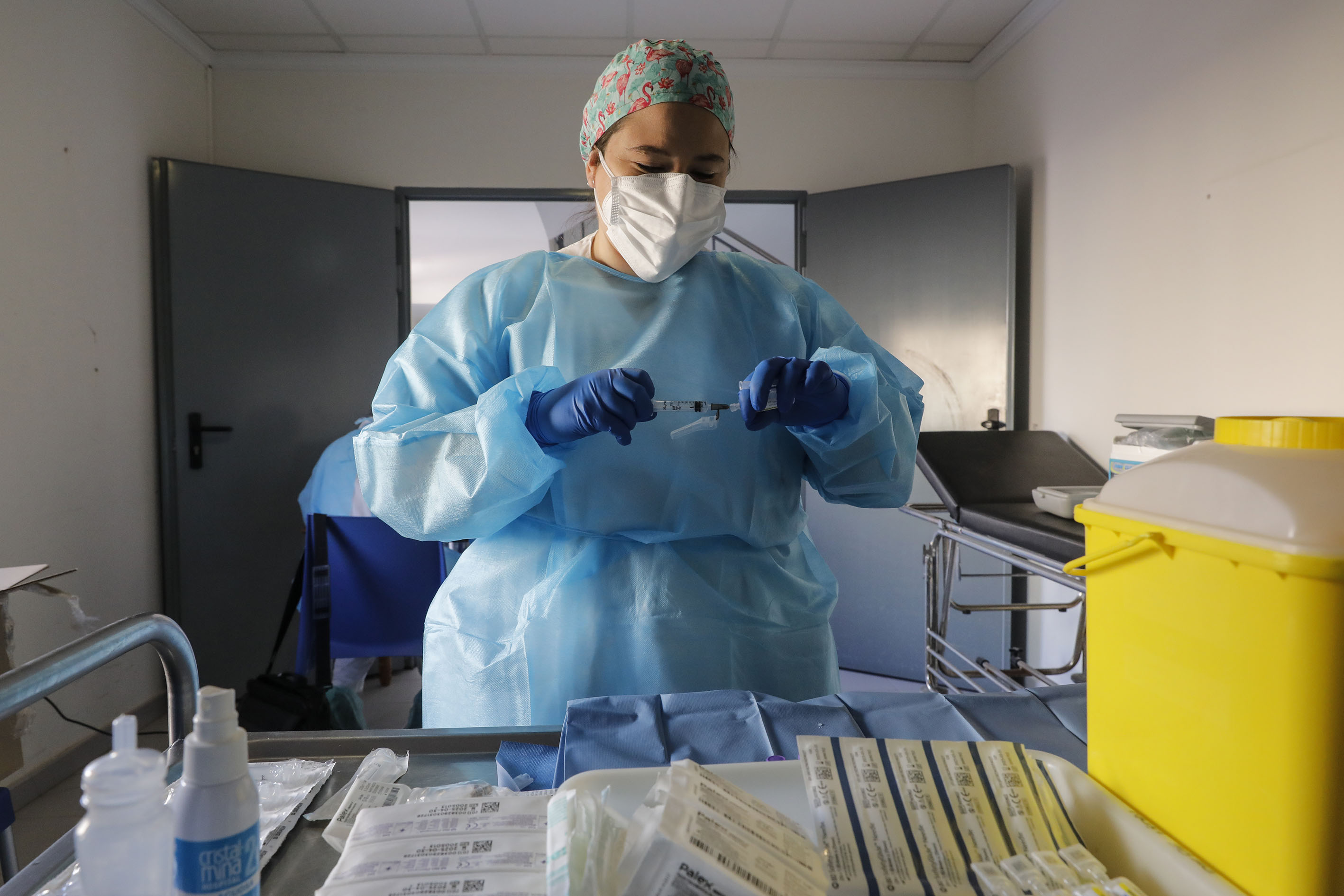 Sanitario prepara una dosis el primer día de vacunación. Foto: GVA - 