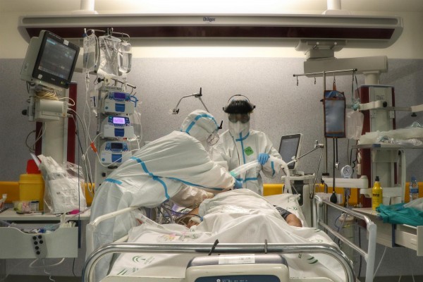  España notifica 7.461 nuevos casos y 443 muertes, mientras la incidencia desciende a 235