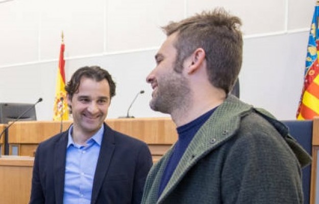 Sigue la guerra: el PP quiere 'inhabilitar' al asesor de Compromís; éste le denuncia por injurias